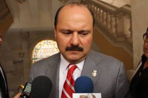 Por alguna desconocida razón en la foto aparece el gobernador de Chihuahua, César Duarte. Sospechamos que el editor andaba pedo y, en tanto que no lo hemos podido localizar para que remedie tamaño desfiguro, "Voluptuosidad es la palabra" pide una atenta disculpa a sus lectores.