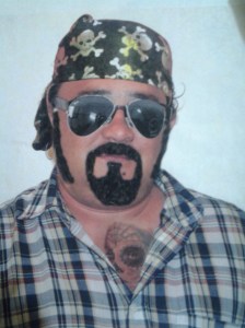 El autor, metido en los problemas de un super star encabronadamente guapo, intenta pasar desapercibido usando gafas oscuras