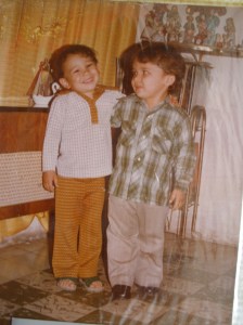 Mi primo Alger (derecha) me mira (izquierda) preguntándose sobre los insondables designios de los dioses que, en su capricho, le han mandado un demente como primo