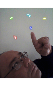 El autor analiza algunos electrones rebeldes y chisporroteantes.