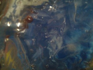 Fotografía tomada a través de un frasco plástico lleno de gel contra un galón de agua purificada color azul que pretende, con mucha imaginación, fingir las olas del mar, y es que siempre dije que cualquier pendejo podía ser fotógrafo.