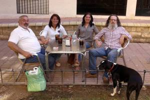 Luis Arcas, de fiesta, con una de sus amadas perras.