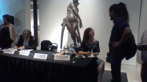 Arelí Chavira y Jesús Chávez Marín dedicando ejemplares.