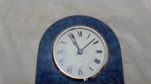 "Cuando sea mayor voy a construir un reloj en el que, cuando me apetezca, moveré sus agujas y lo atrasaré las horas que yo quiera".